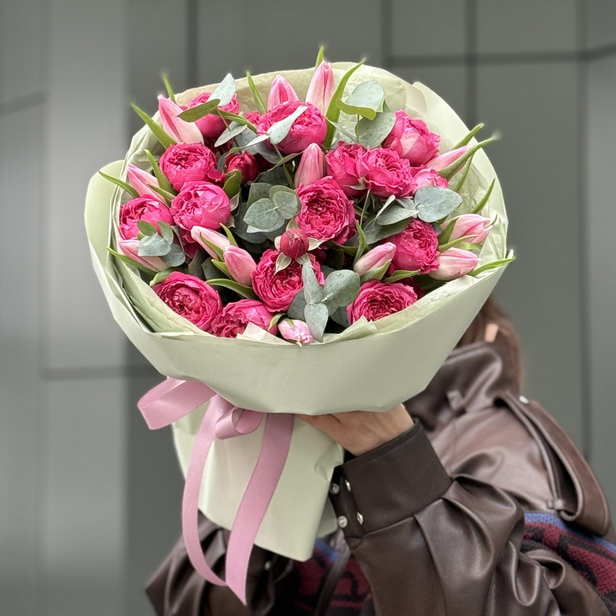 Букет Нежная леди из тюльпанов и кустовых пионовидных роз