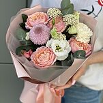 Букет из пионовидной кустовой розы, озотамнуса, хризантемы , эвкалипта и диантуса Улыбчивой девушке