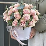 Коробка Женственная из 25 розовых роз и эвкалипта