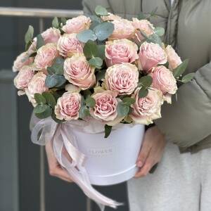 Коробка Женственная из 25 розовых роз и эвкалипта