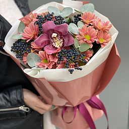 Букет Золотая Осень из хризантемы, вибурнума, цимбидиума и эвкалипта