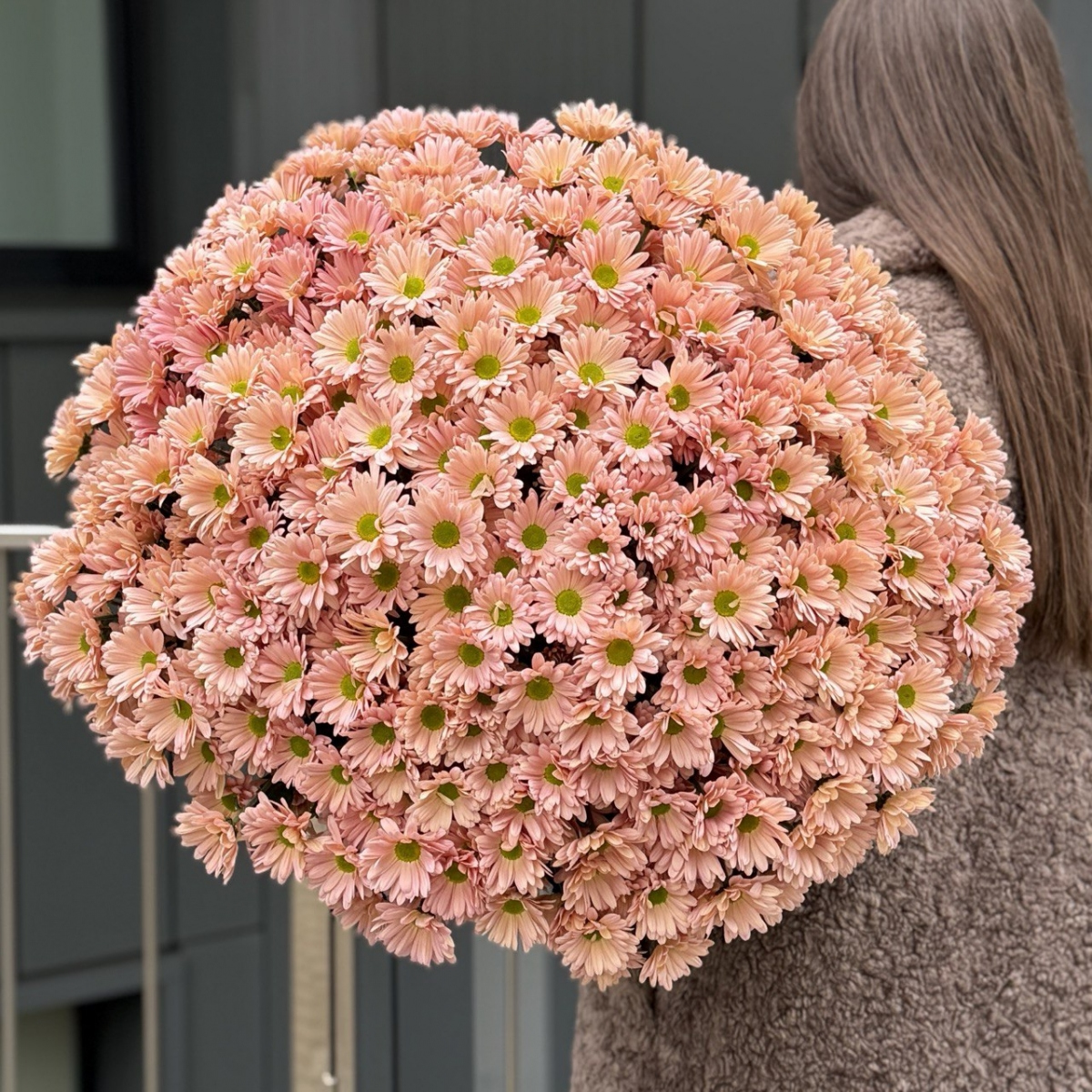 Букет Персиковый джем из 51 ветки хризантемы салмон