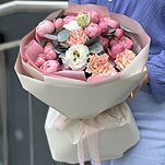 Букет Маруан из кустовых пионовидных роз сильвия пинк, эустомы, гвоздики и эвкалипта