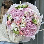 Букет Клубничное свидание из кустовой пионовижной розы, гортензии и пионов