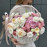 Корзина из гортензии и кустовых пионовидных роз Танец чувств