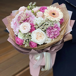 Букет из кустовых роз, гортензии, диантуса и хамелациума Взбитые сливки