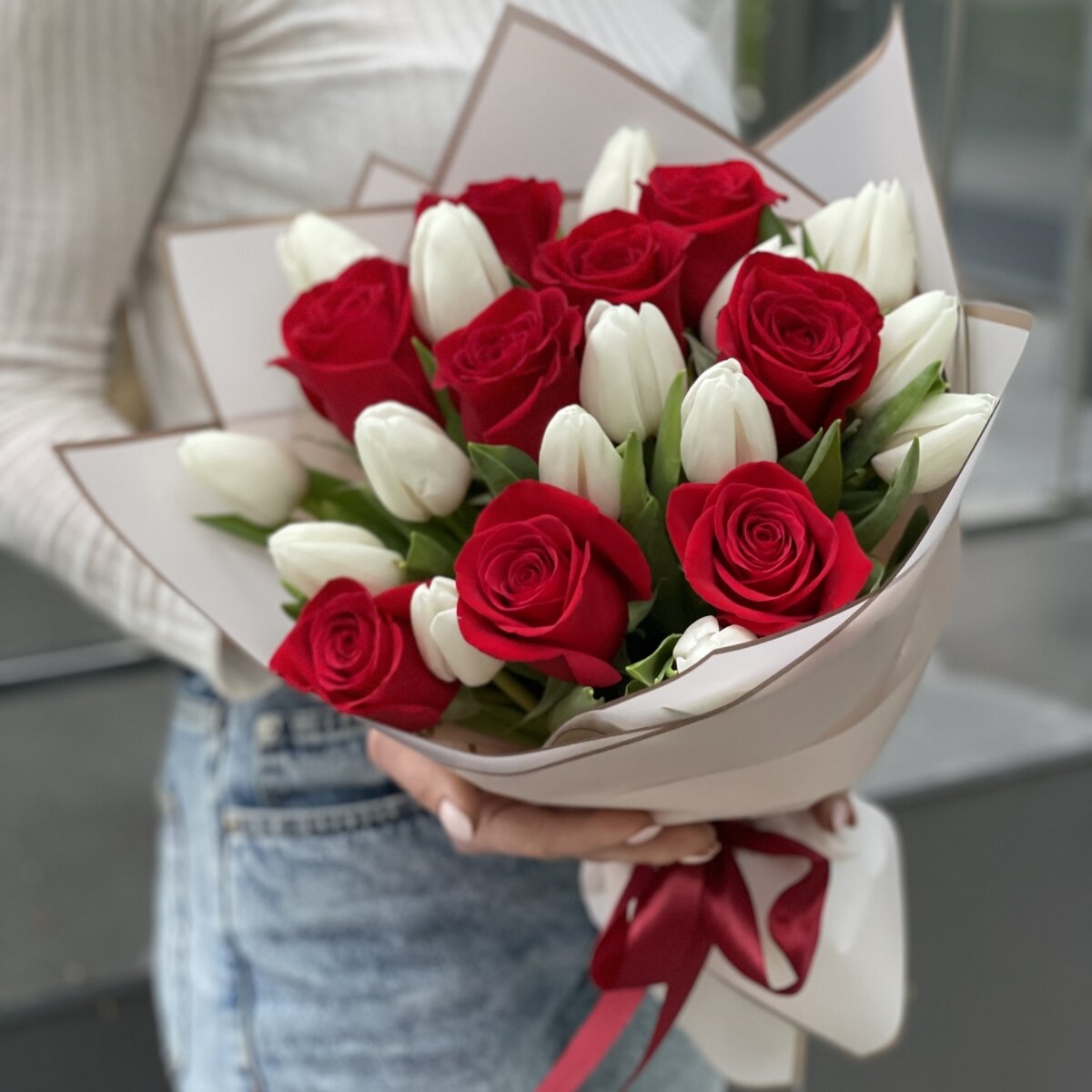 Букет Идиллия из красных роз и белых тюльпанов