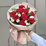 Букет Идиллия из красных роз и белых тюльпанов