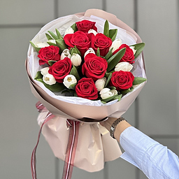 Букет Идиллия из красных роз и белых тюльпанов