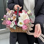 Корзина Вечерние истории из пионовидных кустовых и одноголовых роз, тюльпанов, эустомы и скиммии