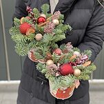 Композиция из нобилиса, скиммии и декора Рисунок зимы