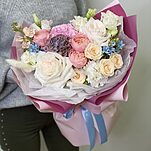 Букет из пионовидных кустовых и одноголовых роз, маттиолы и оксипиталума Гармония нежности