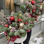 Композиция из нобилиса, скиммии и новогоднего декора Зимняя сказка