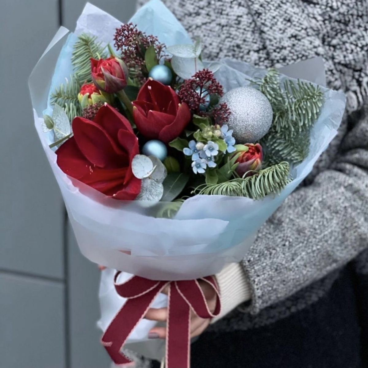 Букет из амариллиса, оксипеталума, тюльпанов, нобилиса и зимнего декора Рождественская звезда