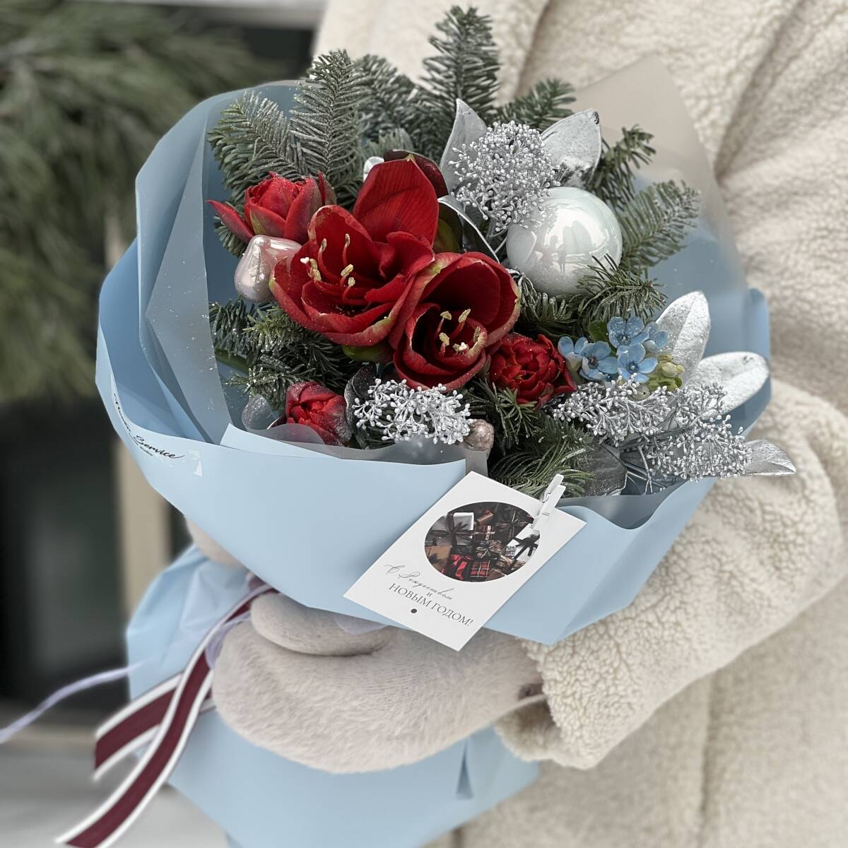 Букет Рождественская звезда из амариллиса, оксипеталума, тюльпанов, нобилиса и зимнего декора