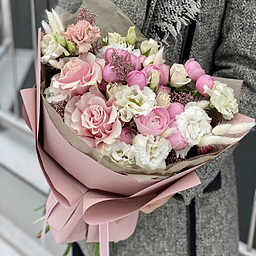 Букет из пионовидной кустовой и одноголовой розы, эустомы, скиммии и лагуруса Любящее сердце