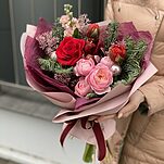 Букет Ароматный глинтвейн из нобилиса, тюльпанов, амарилисса, роз, скиммии и праздничного декора