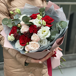 Букет из одноголовой и кустовой розы, эустомы, скиммии и эвкалипта Цветочный бал