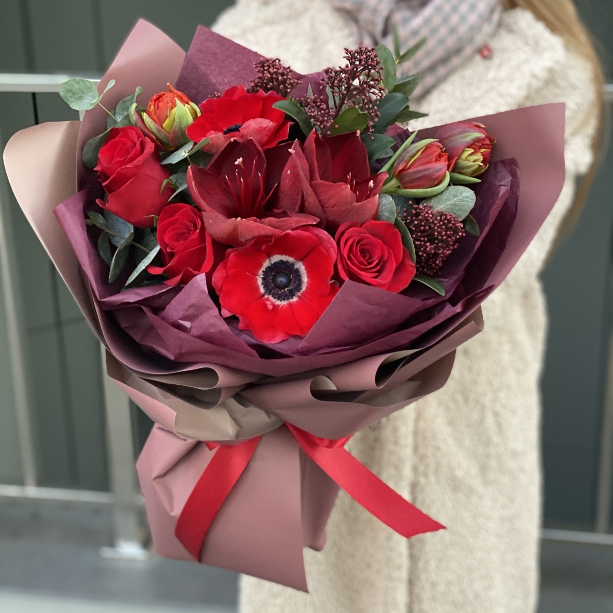Букет Сангрия из амариллиса, пионовидных тюльпанов, роз и анемонов
