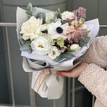 Букет из анемона, эустомы, скиммии и тюльпанов Снежный барс