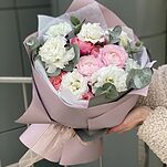 Букет из ранункулюсов, эустомы и пионовидной розы Лебединое озеро