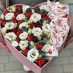 Сердце с пионовидными тюльпанами и эустомой Мир на двоих