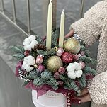 Композиция из нобилиса, хлопка и праздничного декора Перед Рождеством