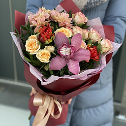 Букет из кустовой розы, хризантемы, тюльпанов и цимбидиума Великолепие огня