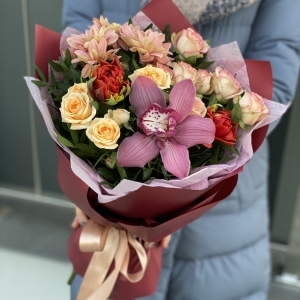 Букет из кустовой розы, хризантемы, тюльпанов и цимбидиума Великолепие огня