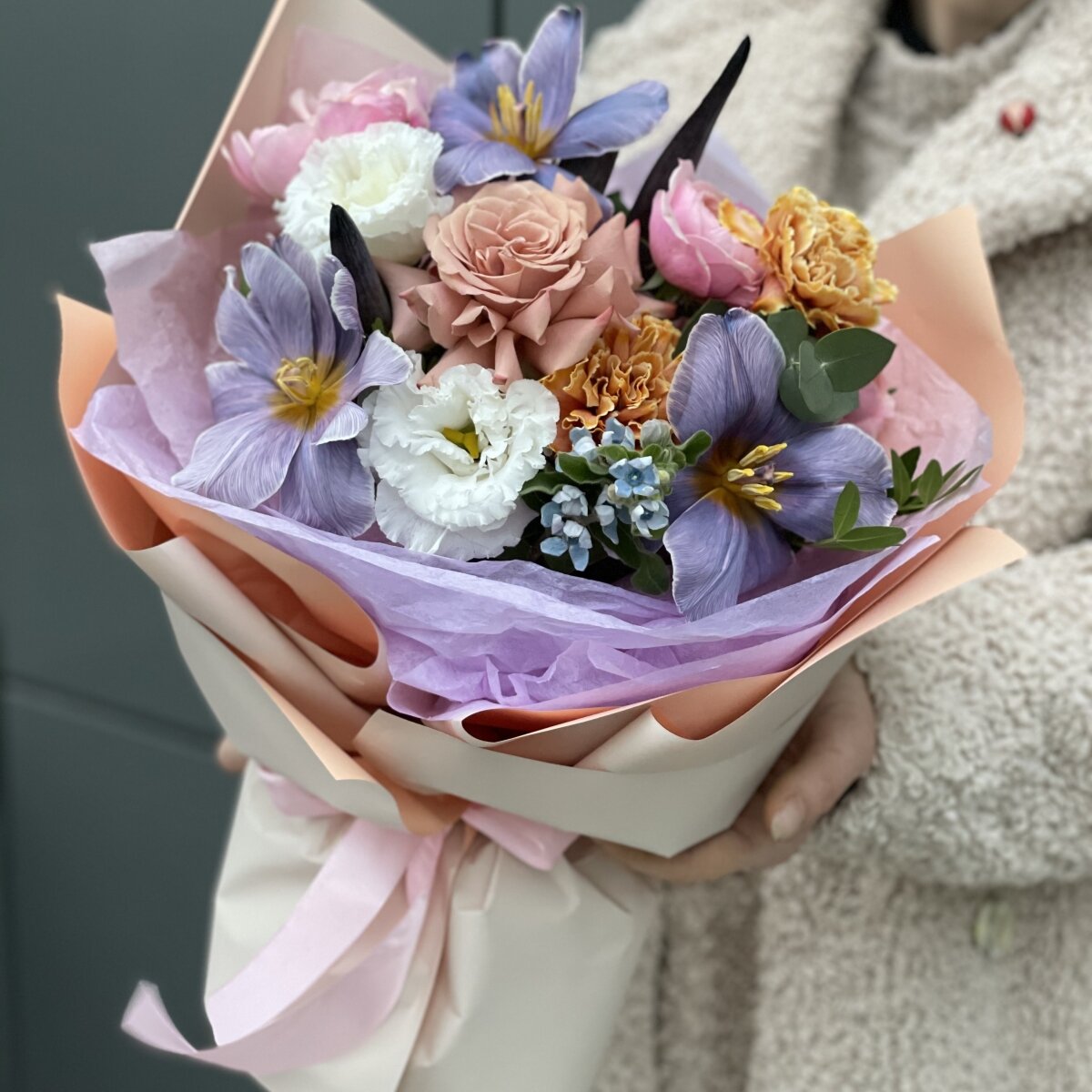 Букет Бабл Гам из тюльпанов, диантуса, роз и оксипеталума