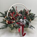 Корзина Мелодия Рождества из нобилиса, илекса и праздничного декора