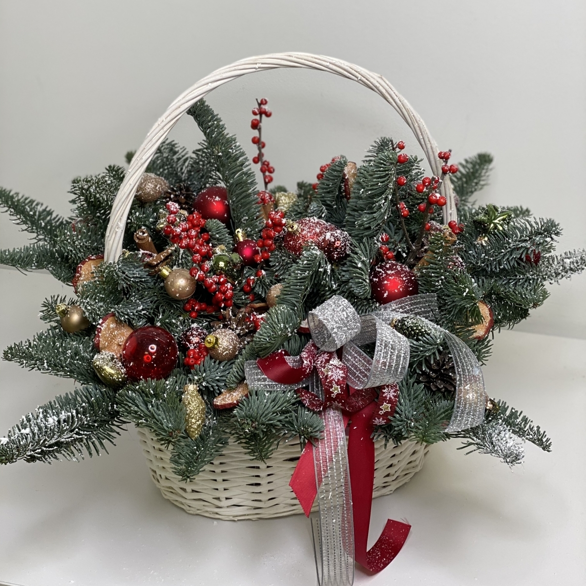 Корзина Мелодия Рождества из нобилиса, илекса и праздничного декора
