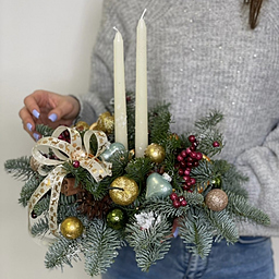 Композиция Новогодний шарм из нобилиса и праздничного декора