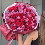 Букет Малиновый закат из кустовых пионовидных роз сорта мисти баблс и красных роз