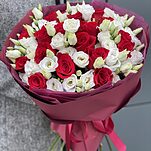 Букет Искра L из красных роз и эустомы классической