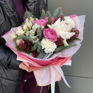 Букет Праздничный из нобилиса, роз и скиммии