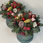 Композиция Изумруд из нобилиса и праздничного декора