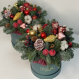 Композиция Изумруд из нобилиса и праздничного декора