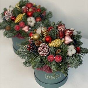 Композиция Изумруд из нобилиса и праздничного декора