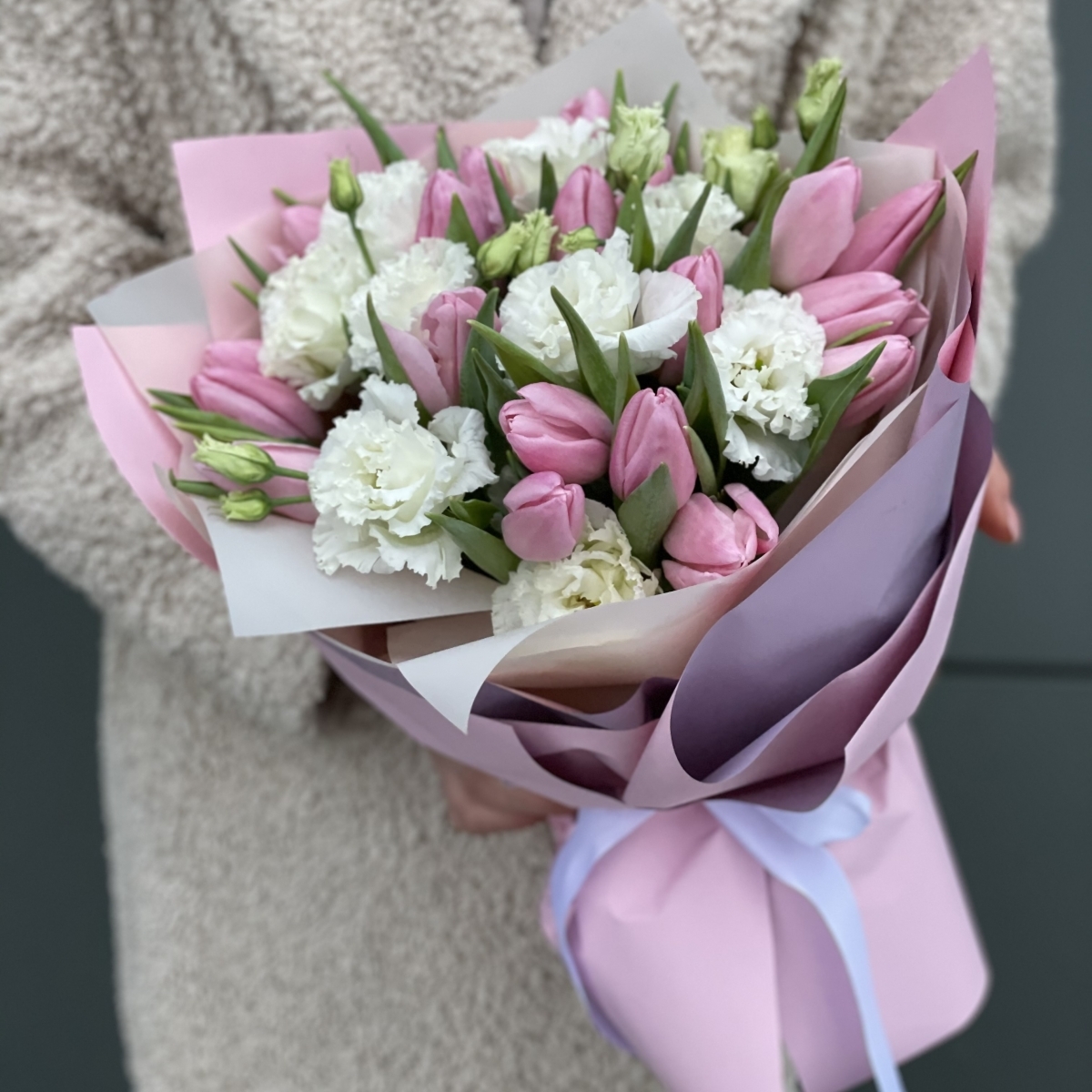 Букет Вернисаж из розовых тюльпанов и эустомы