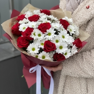 Букет Спеши Любить M из красных роз и белой хризантемы