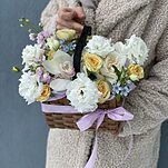 Композиция Влюбленный Шекспир из маттиолы, эустомы, роз и цимбидиума