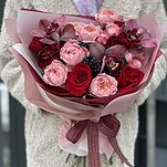 Букет Коралловый риф из цимбидиума, роз и вибурнума