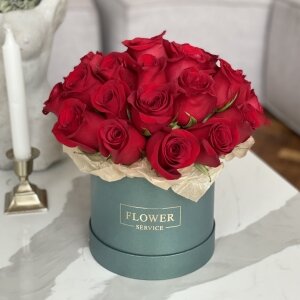 Коробка Жаккард из 25 красных роз