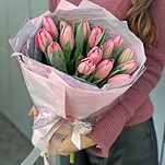 Букет из 15 розовых тюльпанов в оформлении