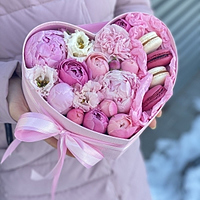Коробка Стрела Амура из пионов и пионовидных кустовых роз