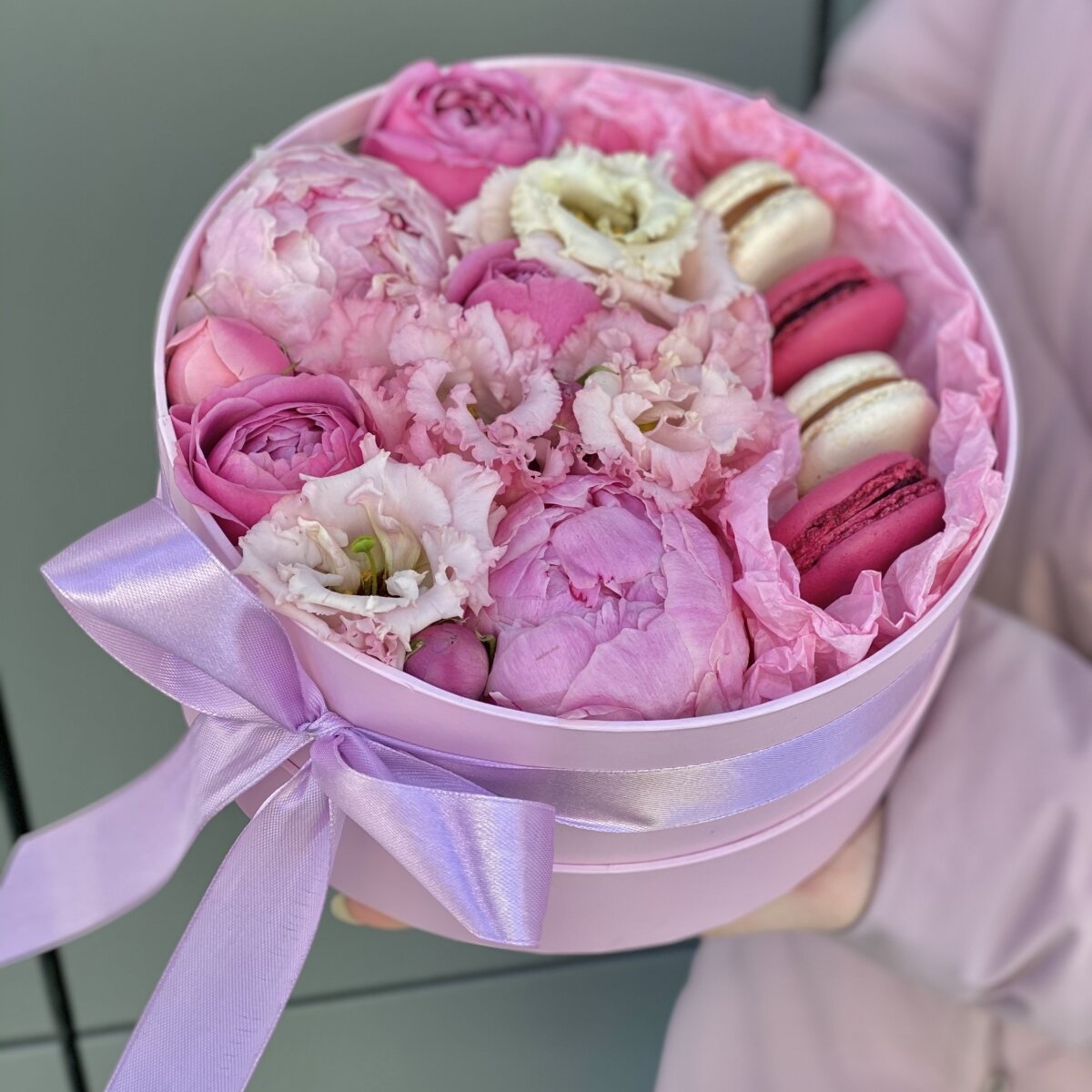 Коробка Розовая вуаль из пионов, роз и эустомы