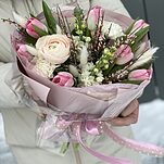 Букет Берген из ранункулюса, тюльпанов, маттиолы, диантуса и генисты