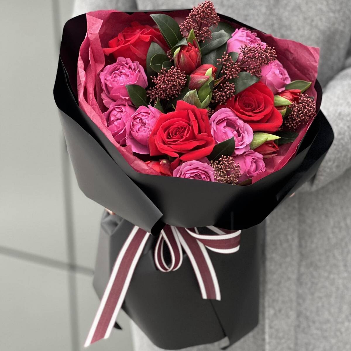 Букет Танго влюбленных из тюльпанов, роз и скиммии