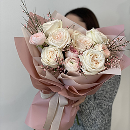 Букет Воздушный десерт из роз, ранункулюсов и генисты